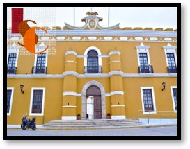 Jóvenes acusan a alcaldesa por mal manejo en el Ayuntamiento de Campeche.