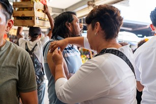 Riesgo de población vulnerable por desinformación de grupos antivacunas en Carmen.